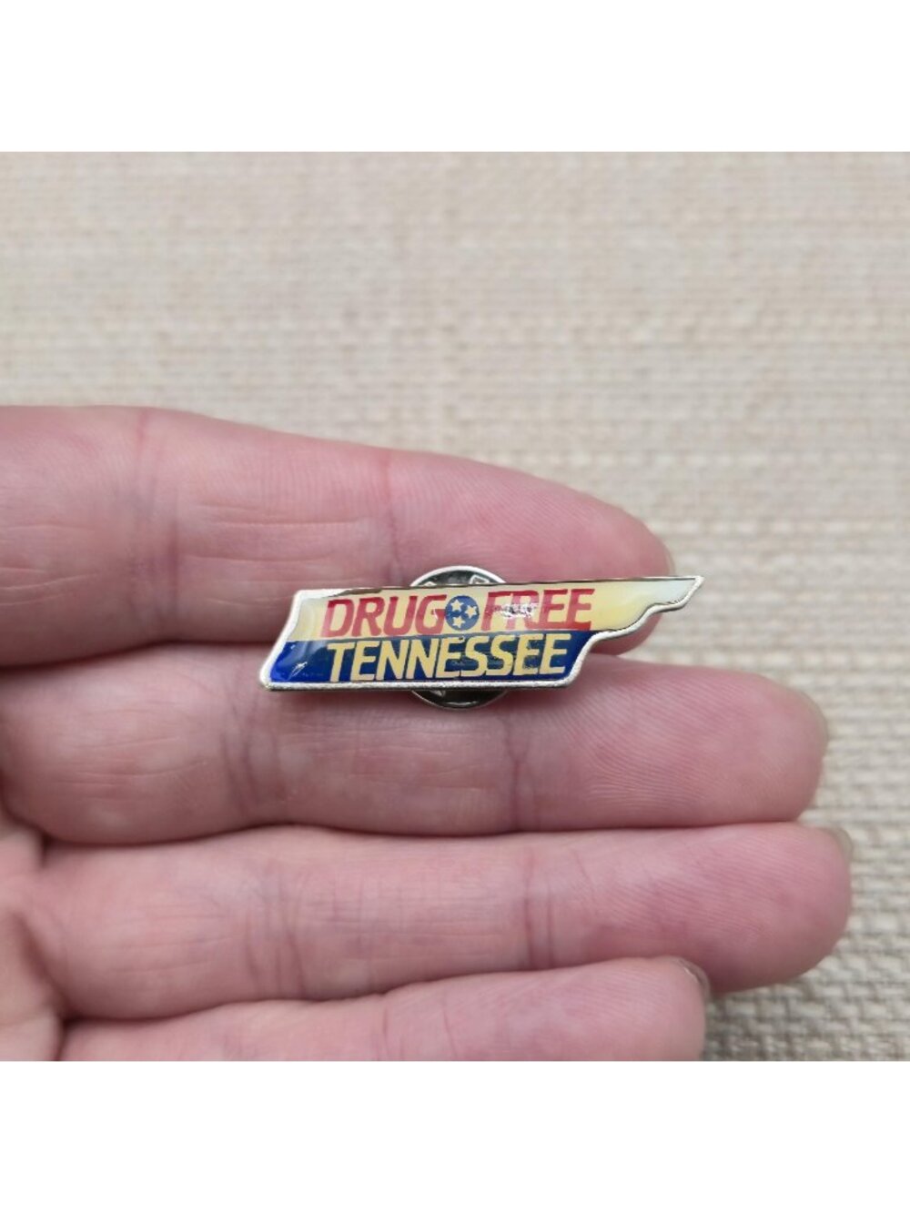 Drug Free Tennessee State Shaped Enamel Lapel Pin Awareness Badge A8733